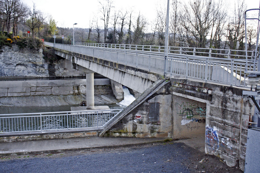 Ajornen l’ampliació del pont de Montesquiu per fer un pas alternatiu per als vianants