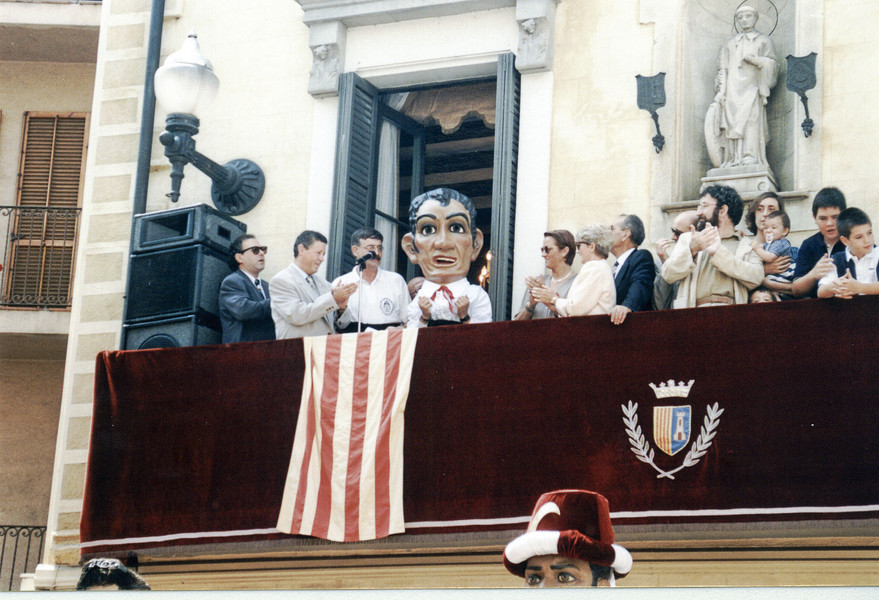 El capgròs al balcó de la casa de la vila de Torelló l'1 d'agost de 1995