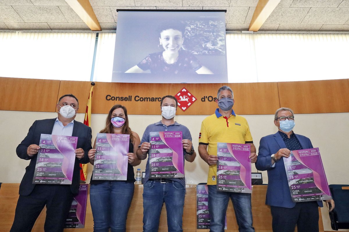 Un moment de la presentació del festival, a la sala de plens dels Consell Comarcal amb Paula Valls connectada virtualment