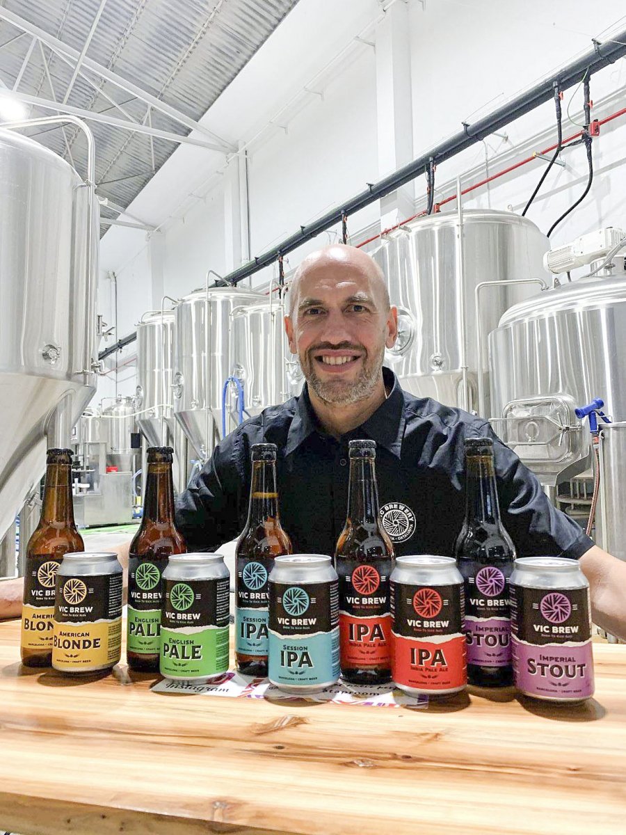 Jordi Padrosa, a les noves instal·lacions de la cervesera, amb els nous formats de la cervesa que elaboren