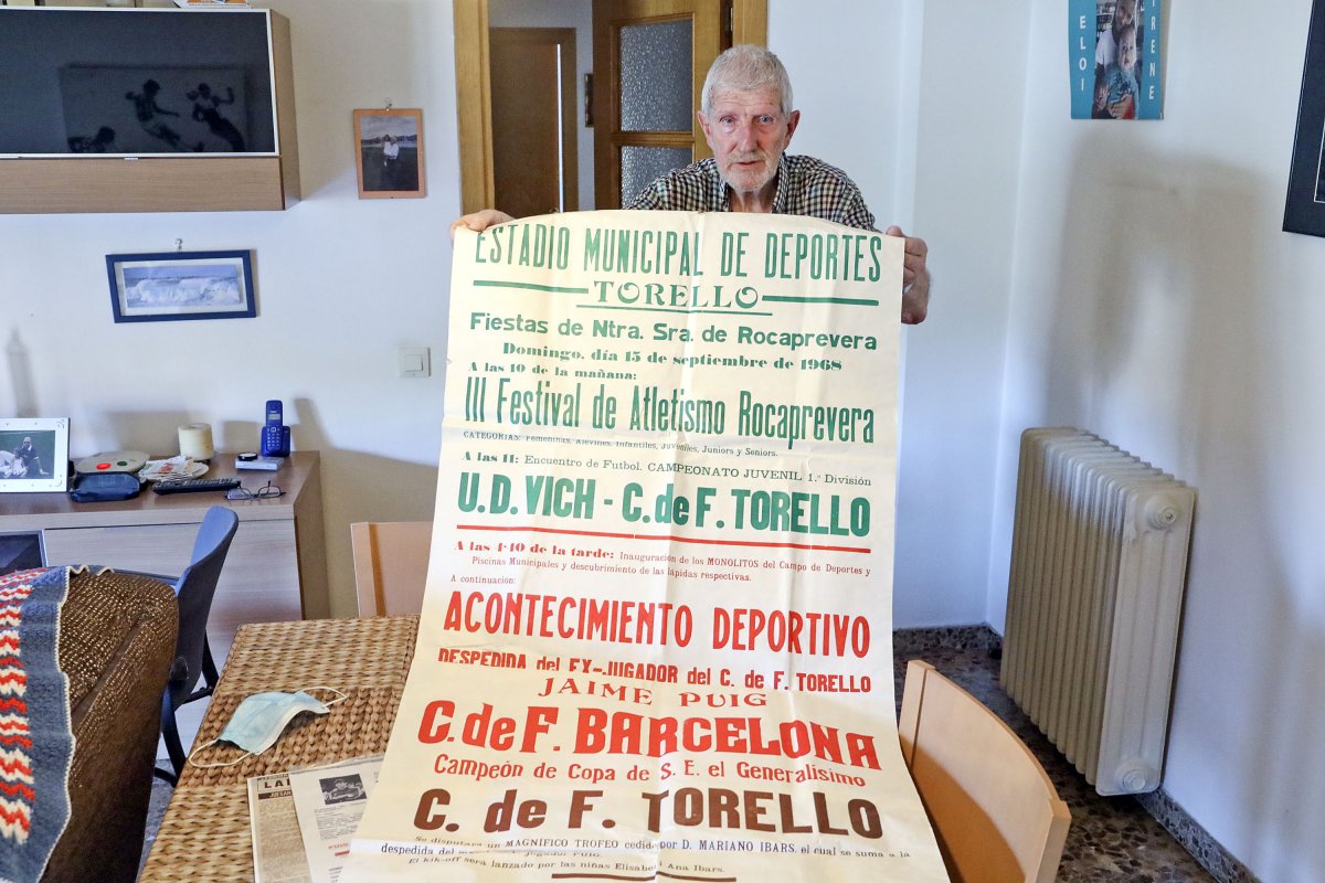 Jaume Puig Vinyeta mostra un cartell d'un partit on s'anuncia la seva presència