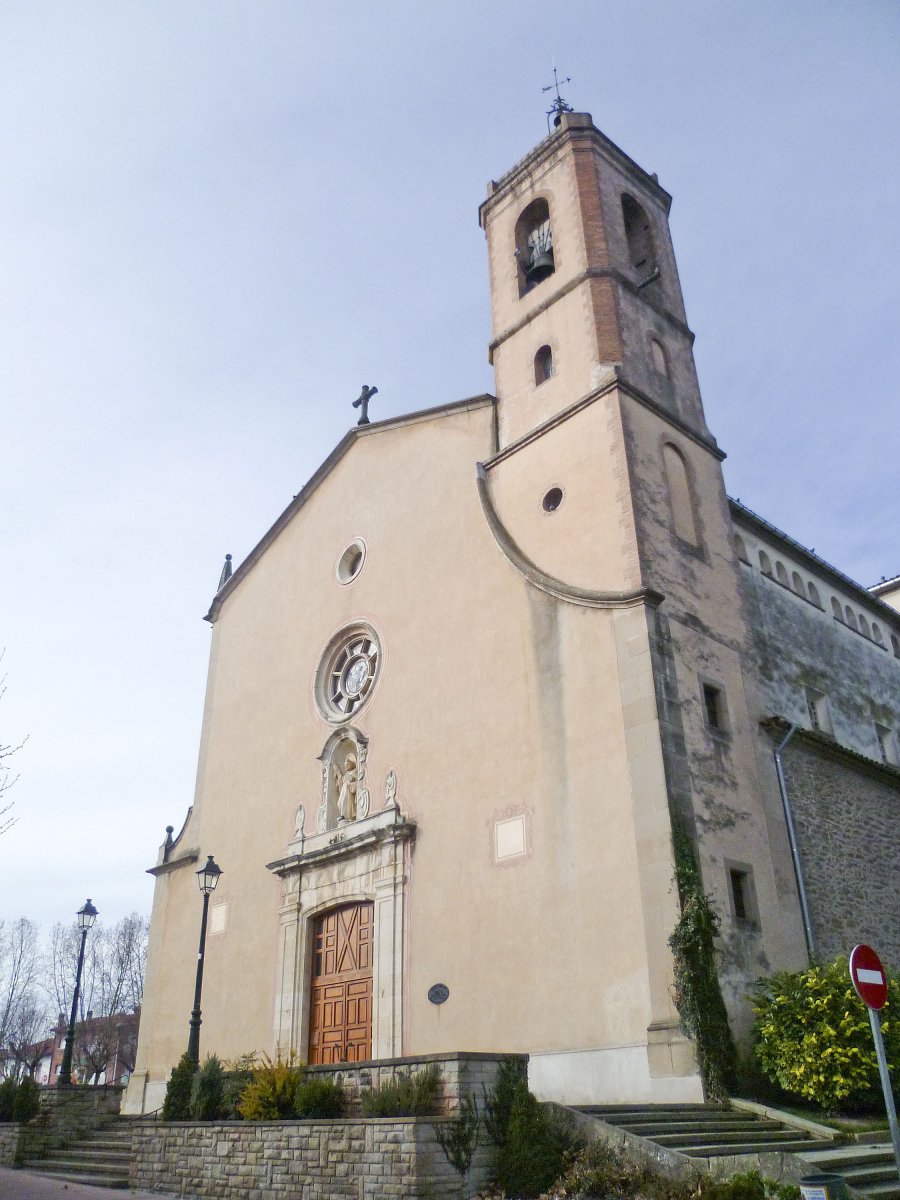 Imatge de la façana de l'església de Sant Andreu de Tona i el seu campanar