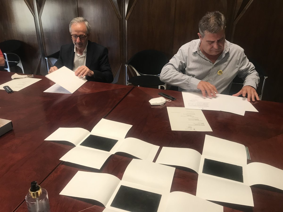 L'alcalde Josep Mayoral i Albert Canet Calderó signant el contracte de donació