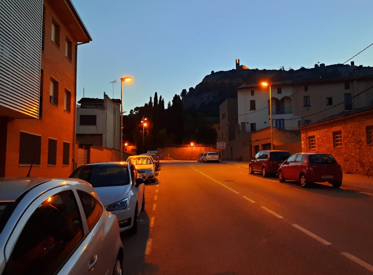 Una imatge d'un carrer de Tona amb l'enllumenat encès