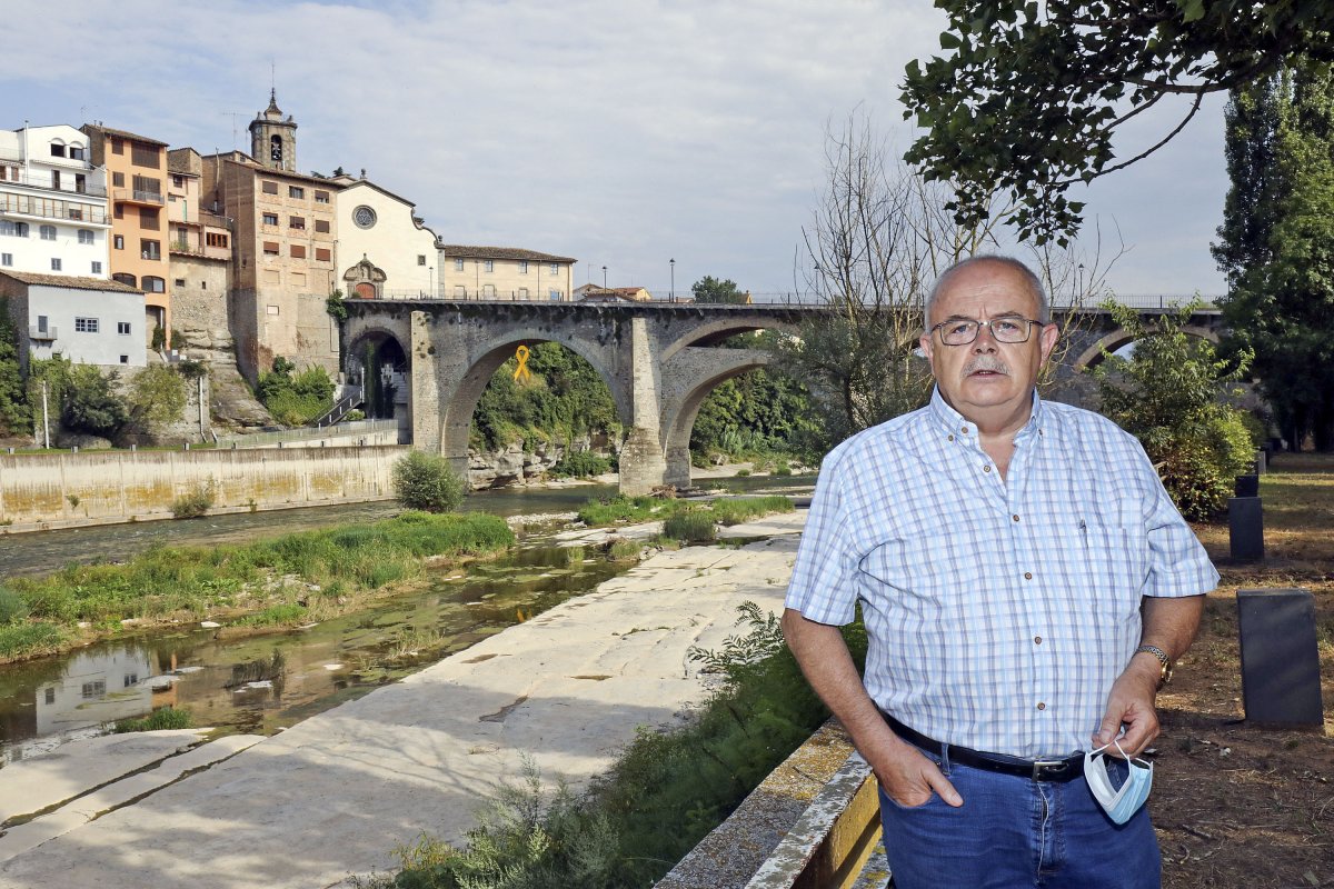 Xavier Carrera, amb el riu i el pont Vell de fons