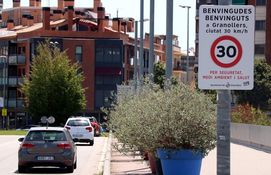 Un senyal de trànsit informa de la limitació de velocitat de 30 quilòmetres per hora a l'accés a Granollers des de la carretera de Caldes