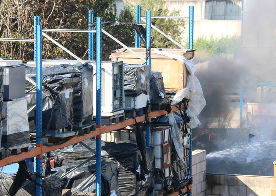 Residus afectats pel foc al pati de l'empresa del polígon Coll de la Manya