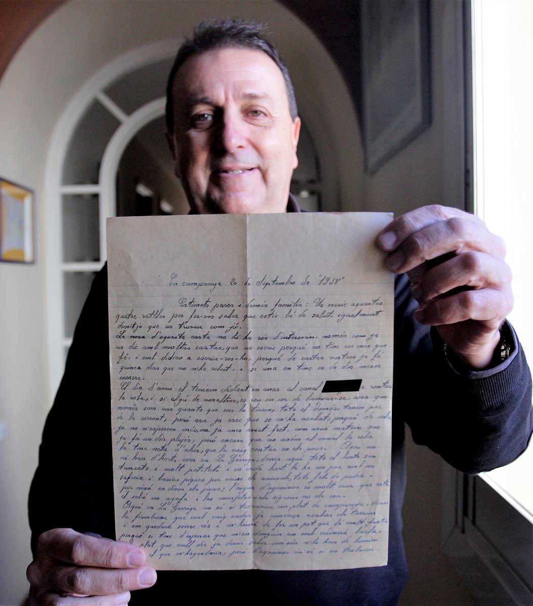 Francesc Mas amb una de les cartes que va trobar per casualitat a les golfes de la casa familiar del carrer Bonaire