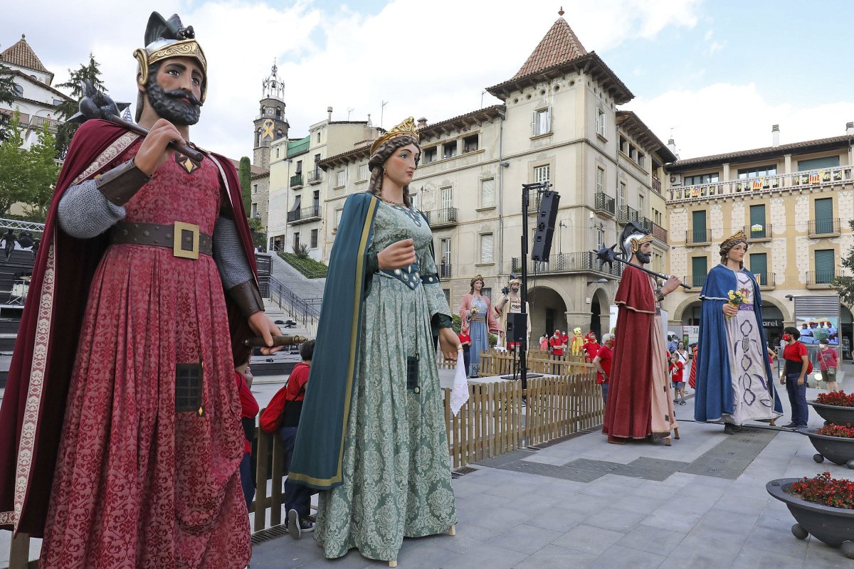 Els nous gegants en primer terme, amb en Galderic i l'Assumpta al costat i, de fons, els històrics Jordi i Montserrat