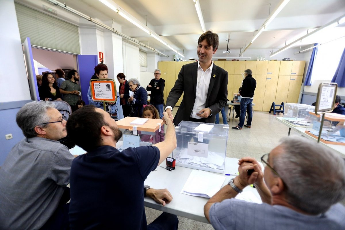 Jordi Solé votant a les eleccions europees del maig de l'any passat