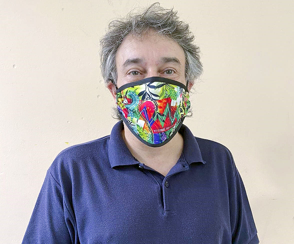 L'alcalde de Ripoll, Jordi Munell, am buna de les mascaretes dissenyades per Joan Pujol