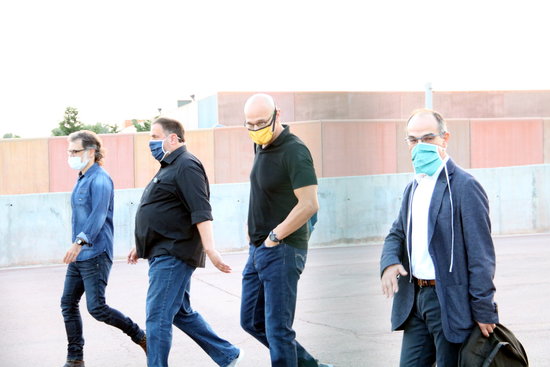 Els presos independentistes Jordi Turull, Raül Romeva, Oriol Junqueras i Jordi Cuixart surten caminant de la presó de Lledoners. 17 de juliol de 2020