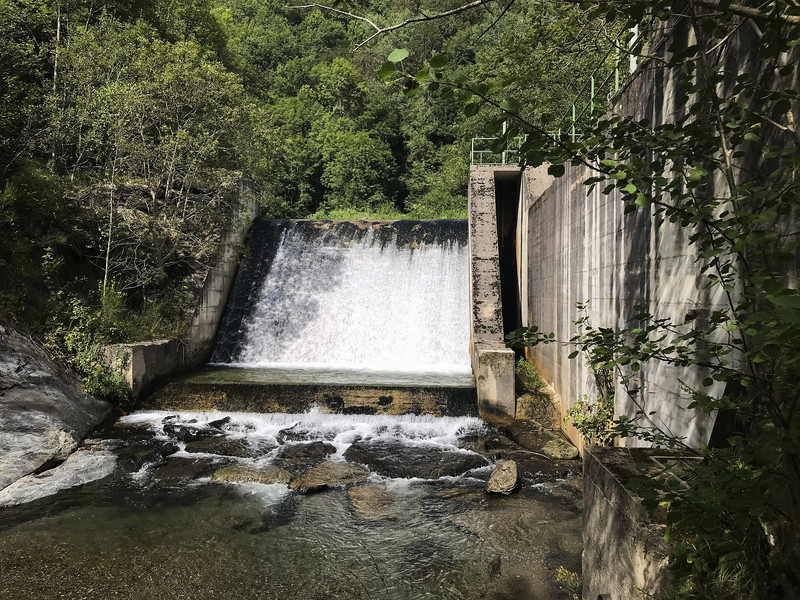 La presa i la central hidroelèctrica del Ritort a Molló es va construir a finals dels anys vuitanta