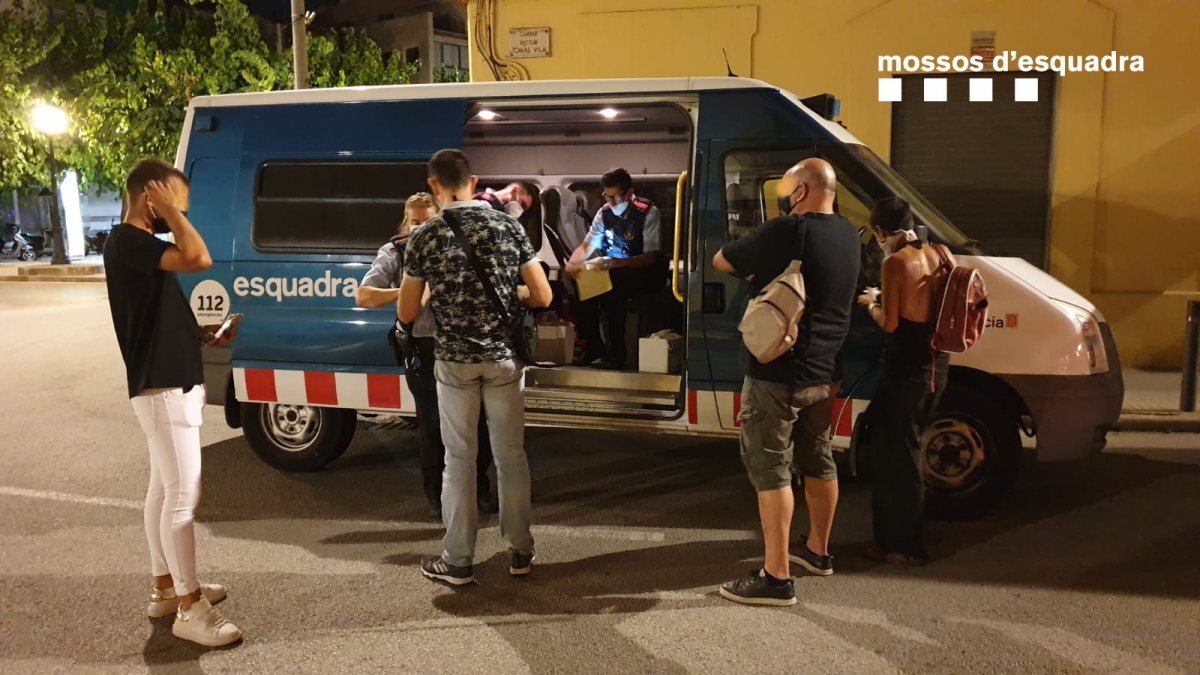 Imatge de la intervenció dels Mossos a Santa Feliu aquest divendres a la nit