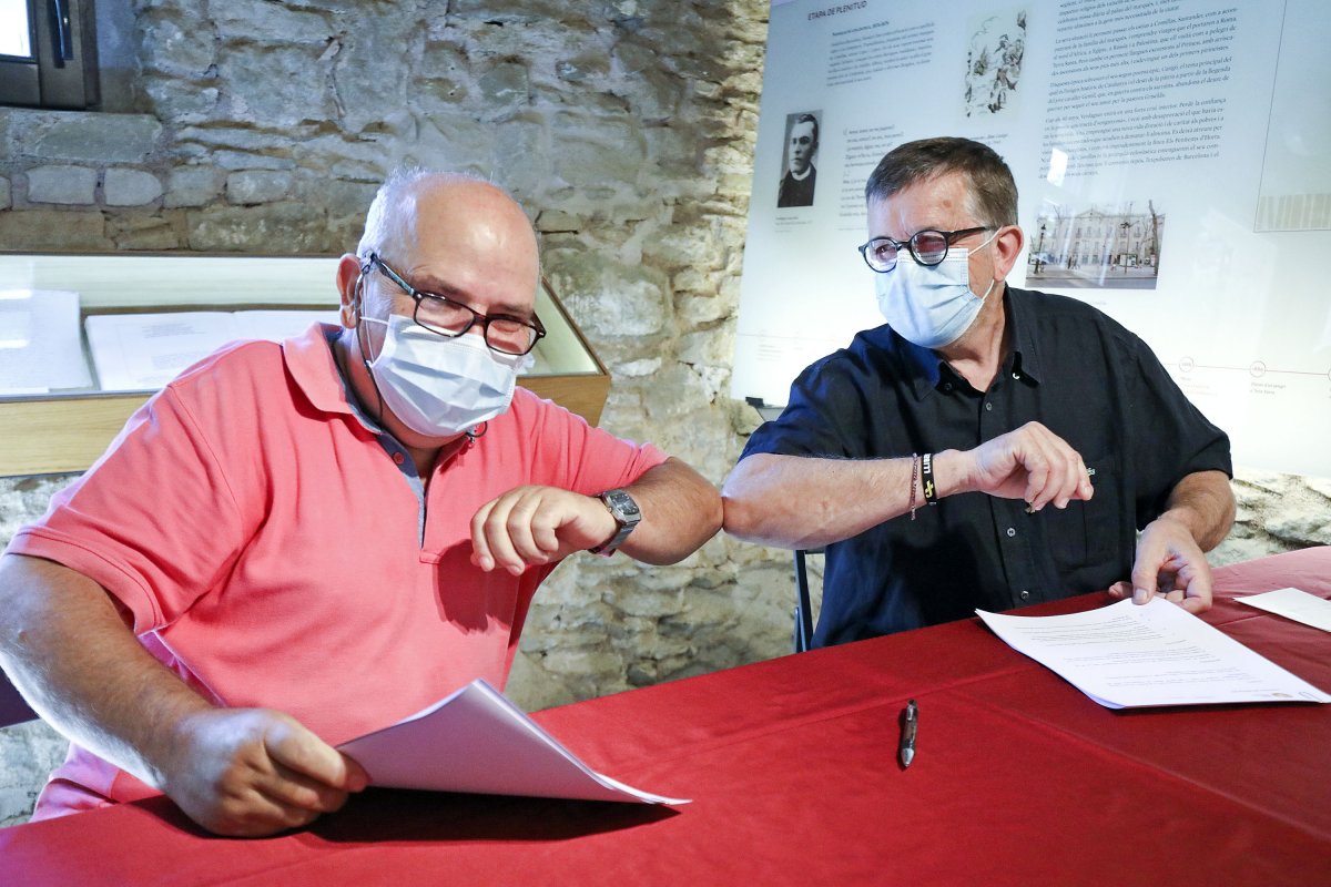 Joan Lluís Madrenas i l'alcalde de Folgueroles, Xevi Roviró, després de signar el conveni de cessió