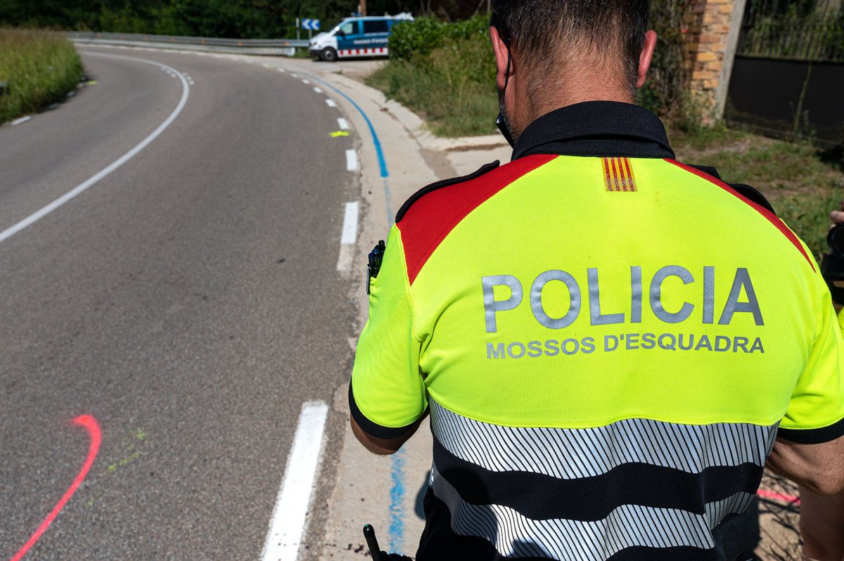 Un agent de trànsit a la zona de l’accident mortal de Sant Pere de Vilamajor