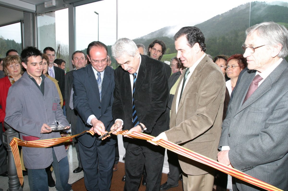 L'any 2004, l'aleshores president de la Generalitat, Pasqual Maragall, va inaugurar el nou edifici amb el centre