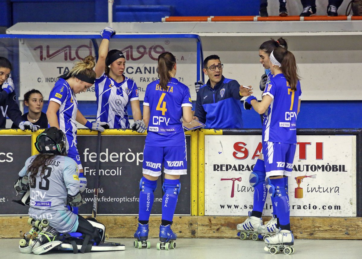 L'equip, en un temps mort del derbi del mes de febrer de la temporada passada a casa contra el Manlleu