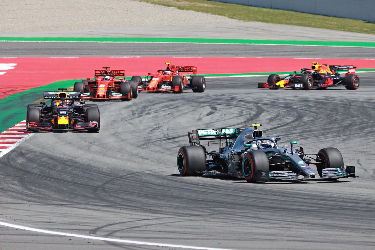 El pas d'una cursa de Fórmula 1 per un dels revolts del Circuit de Montmeló