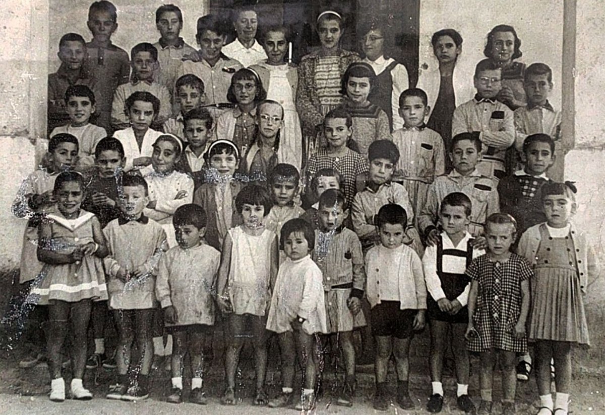 Alumnes de l'escola de Marata en una imatge de 1965