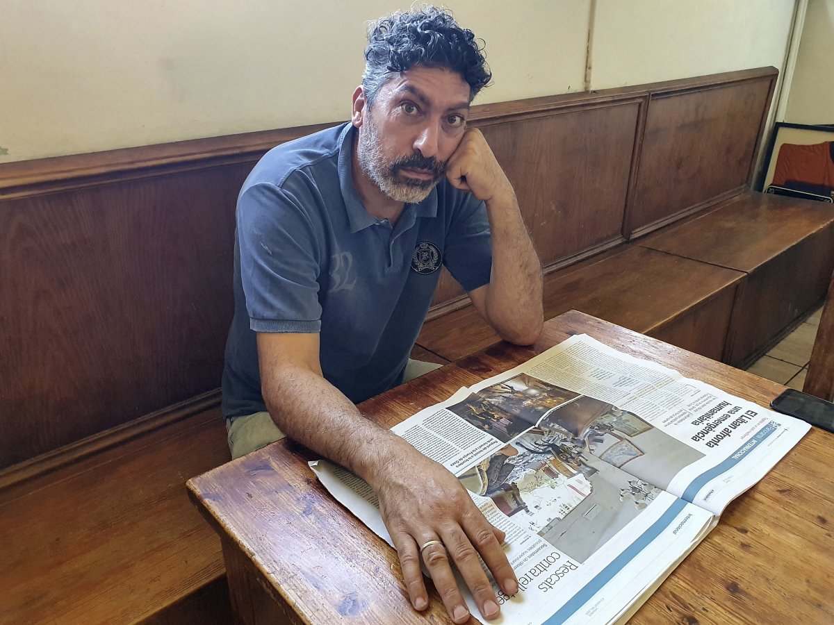 El Mokdad, en el seu bar a Vinyoles, fullejant un diari amb informació sobre l’explosió