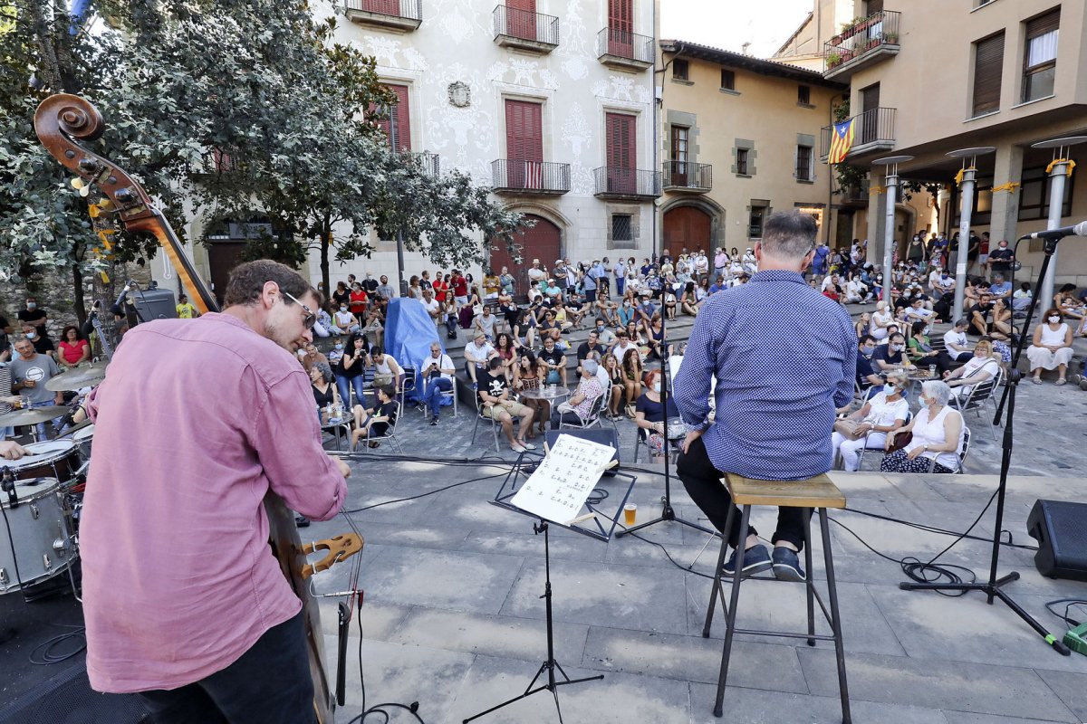 El primer concert d'estiu a la plaça del Carbó, amb Nucli Trio i Joan Godayol 'Gudi'