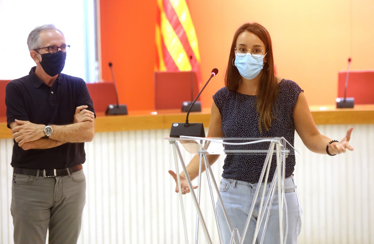 La regidora de Cultura, Maria Villegas, explica la suspensió del '(Parèntesi)' al costat de l'alcalde, Josep Mayoral, aquest dilluns a la tarda