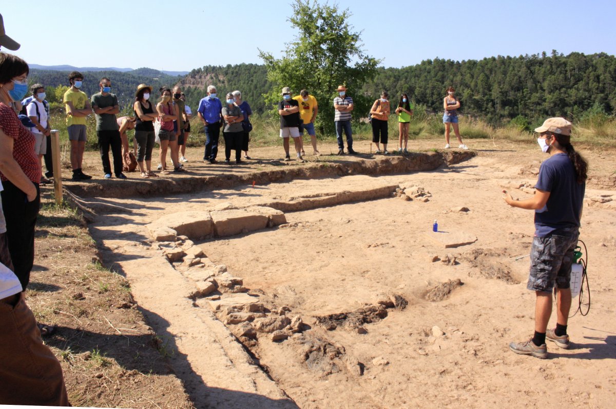 Un dels arqueòlegs de l'equip de Puig Ciutat explica les excavacions d'enguany en la jornada oberta que es fa el darrer dia