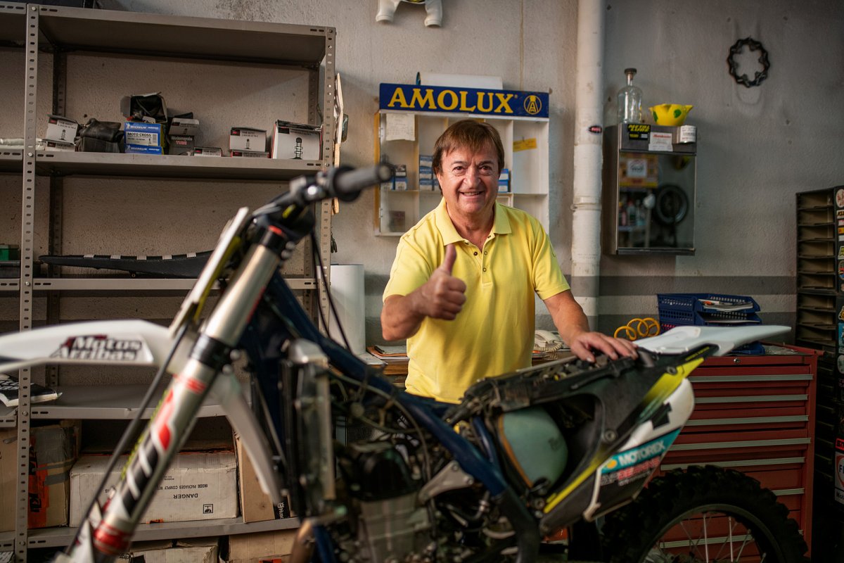 Des que es va retirar, Arcarons té un taller a Centelles on arregla motos, entre les quals la del seu fill Nil que ha seguit els seus passos