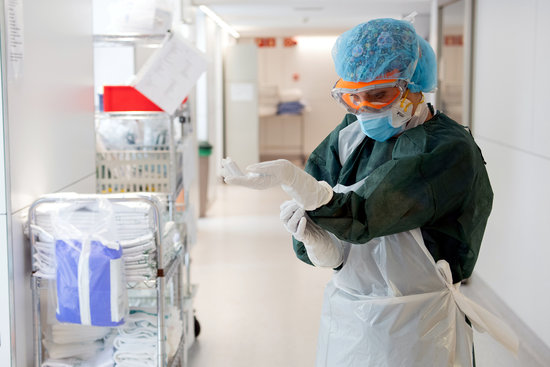 Una professional sanitària de l'Hospital Clínic es prepara per atendre un pacient amb Covid-19 en un dels blocs quirúrgics habilitats com a UCI