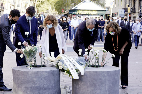 Torrent, Illa, Batet, Torra i Colau posant una flor en record i homenatge a les víctimes de l'atemptat del 17-A, el 17 d'agost del 2020.