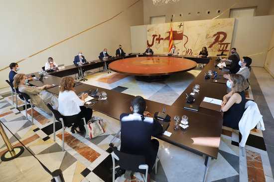 Pla general de la reunió extraordinària del Consell Executiu al Palau de la Generalitat