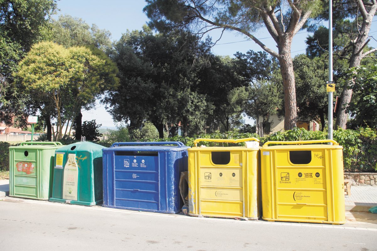 Una àrea de contenidors de recollida selectiva a Parets