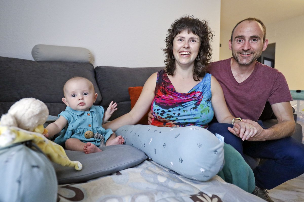 Arlet Planas Riera, amb els seus pares, Ester i David, a casa seva