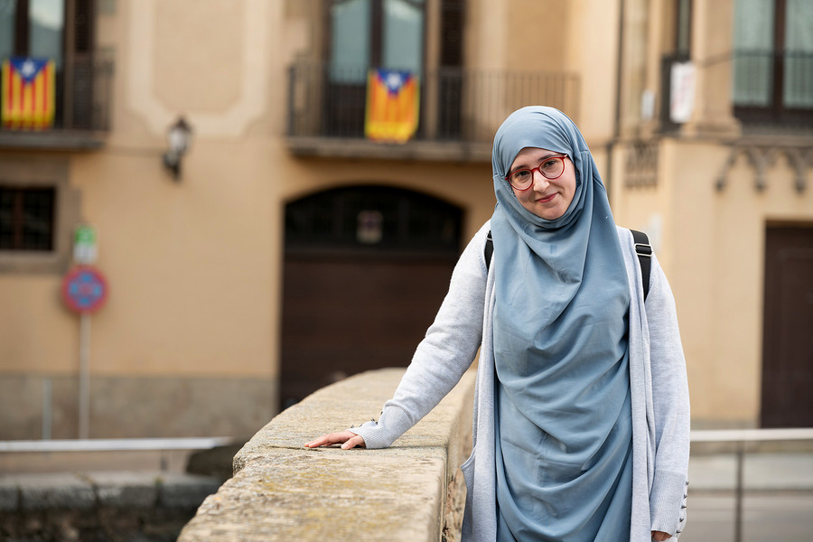 Hafsa Zaguaj té 26 anys i en fa 14 que va arribar des del Marroc. Ara ensenya àrab als nens de la mesquita de Vic
