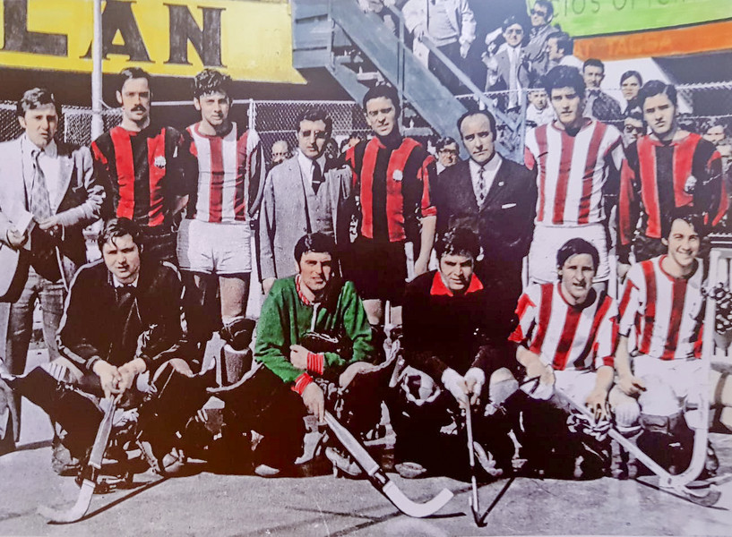 Furriols, segon per la dreta a la fila inferior, abans d'un partit del Patí Vic de Divisió d'Honor la temporada 1970-1971 contra el Reus (4-4)