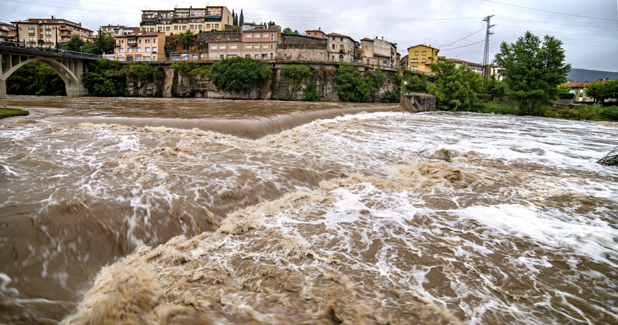 El riu Ter al seu pas per Sant Quirze de Besora, amb la crescuda per les pluges del dissabte 29 d’agost