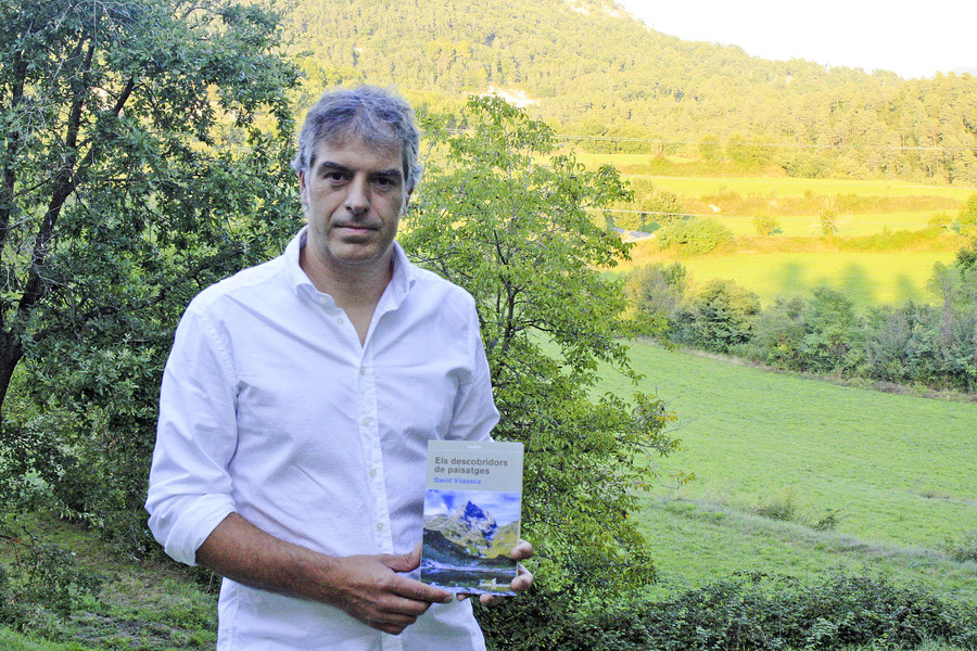 David Vilaseca amb un exemplar de la novel·la