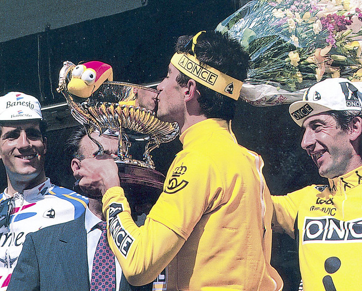 Melcior Mauri rep el trofeu del guanyador de la Vuelta de 1991 compartint podi amb Miguel Induráin i el seu company a l'ONCE Marino Lejarreta