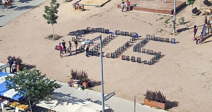 El col·lectiu va escriure la paraula SOS al terra de la plaça