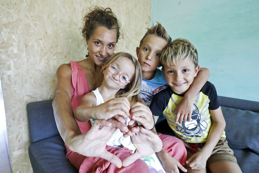 L'Olívia, amb la seva mare Anna i els seus germans Martí i Cyrus