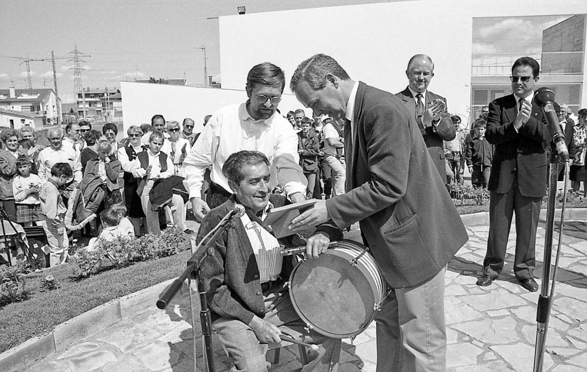 Acte d'inauguració de la plaça i la placa que Folgueroles va dedicar a Josep Verdaguer, l'any 1995. A la foto, amb l'aleshores alcalde, Gil Orriols, i Xavier Roviró, membre del Grup de Recerca Folklòrica d'Osona