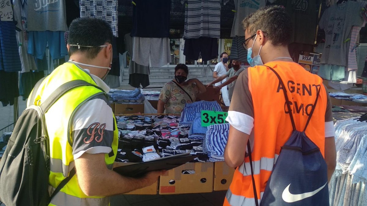 Uns informadors en una parada del mercat de dijous a Granollers