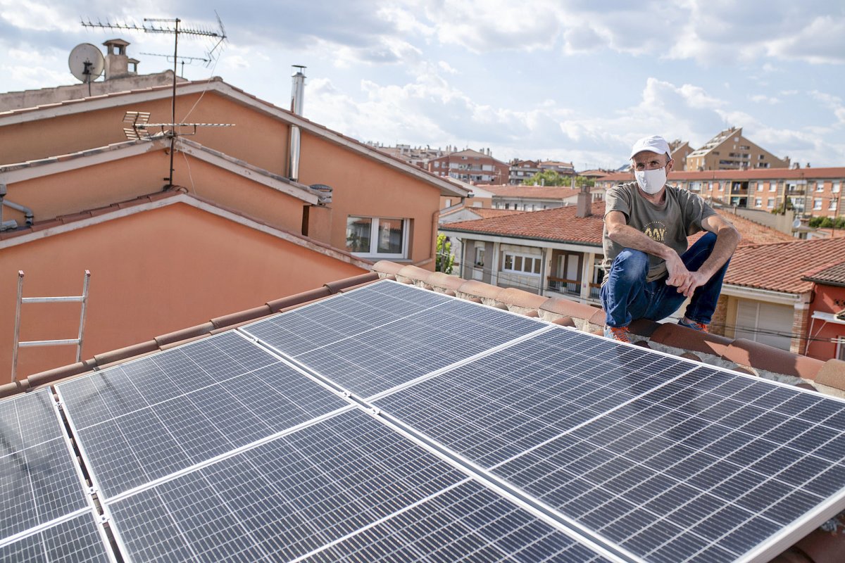 Lluís Santanach a la teulada de casa seva, on té 10 plaques connectades a unes bateries