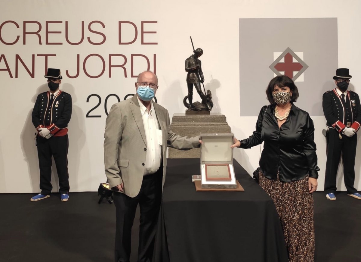 La presidenta de la fundació de l'Hospital i alcaldessa de Campdevànol, Dolors Costa, recollit la Creu de Sant Jordi