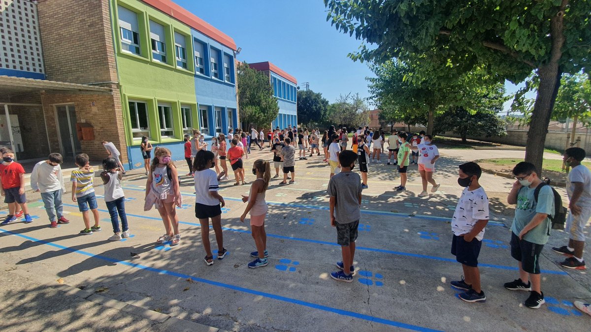 Alumnes al pati de l'escola Jacint Verdaguer