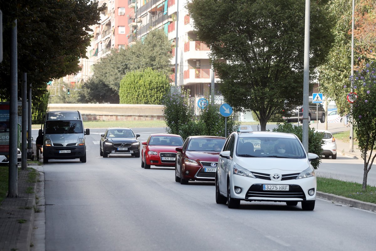 El carrer Esteve Terrades tindrà un únic carril de circulació per sentit entre la ronda Sud i la plaça Serrat i Bonastre