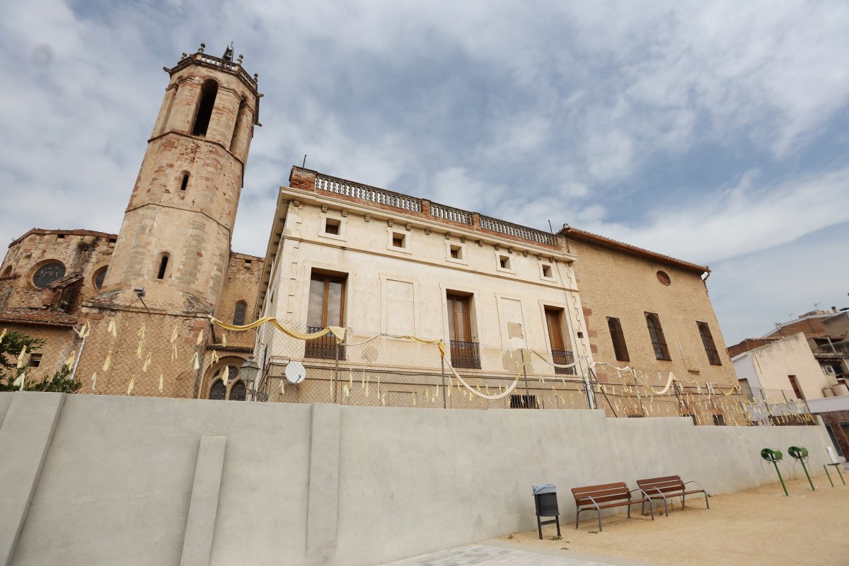 El mur està al costat de l'església de Santa Maria