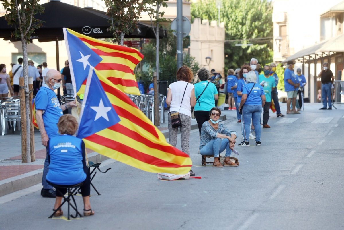 Parrticipants en la via catalana de Mollet a l'avinguda Llibertat