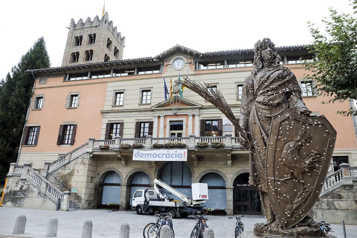 El monument del 27 de Maig de Ripoll, ple de papallones, divendres passat